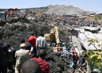 ADDIS ABABA, ETHIOPIA - MARCH 12 : Rescue workers search for those buried by a landslide that swept through a massive garbage dump, killing at least 10 people and leaving several missing at Koshe rubbish tip in Kolfe Keranio district of Addis Ababa, Ethiopia on March 12, 2017. (Photo by Minasse Wondimu Hailu/Anadolu Agency/Getty Images)