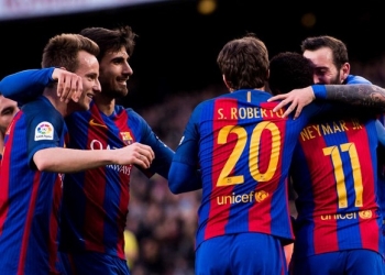 BARCELONA, SPAIN - FEBRUARY 04: Aleix Vidal (R) of FC Barcelona celebrates with his teammates Ivan Rakitic (L), Andre Gomes (2nd L), Sergi Roberto (C) and Neymar Santos Jr (2nd R) after scoring his team's third goal during the La Liga match between FC Barcelona and Athletic Club at Camp Nou  stadium on February 4, 2017 in Barcelona, Spain. (Photo by Alex Caparros/Getty Images)