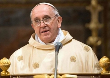 جدل عبر حساب بابا الفاتيكان على "إنستغرام" بسبب عارضة برازيلية