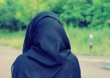 أمريكية تنزع الحجاب من طالبة سعودية