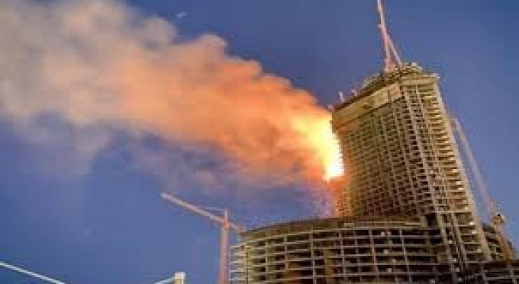 حريق ضخم يندلع من برج قيد الإنشاء في كورنيش جدة الإمارات نيوز