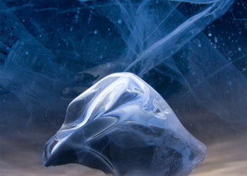 جليد بايكال كالفضاء، للمصور أليكسي تروفيموف، الفائز في فئة كمال الطبيعة