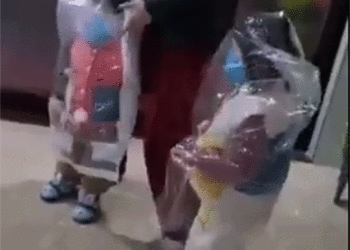 الأطفال داخل أكياس بلاستيكية