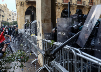 لبنان.. مواجهات بين المحتجين وقوى الأمن أمام البرلمان