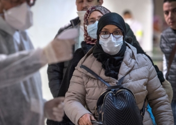 وزارة الصحة المصرية تحذّر من عادة خطيرة تنقل وباء "كورونا"
