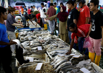 Customers select seafood at a wet market in Klang, outside Kuala Lumpur, Malaysia October 27, 2017. REUTERS/Lai Seng Sin