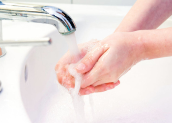نصائح بسيطة تحافظ على نظافة اليدين خلال السفر.. تعرف عليها