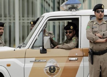 الشرطة السعودية تُلقي القبض على شاب يقود سيارته بسرعة جنونية