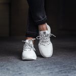 3 طرق سحرية لتنظيف الأحذية البيضاء القماش