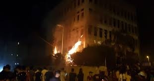 إضرام النيران في مدخل المصرف المركزي في طرابلس
