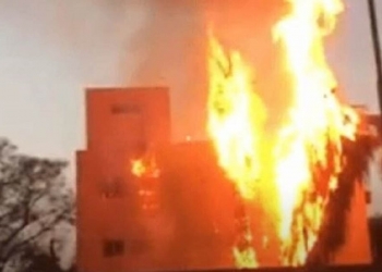 شاهد.. حريق ضخم يلتهم مجمع تجاري في الهند وإجلاء 3500 شخص