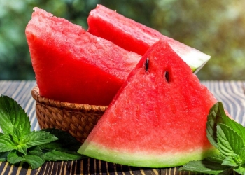 منها البطيخ..5 أطعمة تحميك من أمراض الصيف