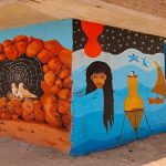 فنان يعيد الحياة لمنازل مهجورة بصعيد مصر ويحولها إلى لوحات الفنية