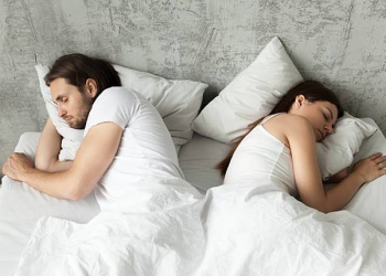 فوائد ذهبية... لماذا يجب أن تنام مع شريك حياتك في سرير واحد؟