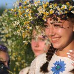 فتيات أثناء احتفالات المهرجان الصيفي بمناسبة العيد الشعبي السلافي "إيفانا كوبالا" على شاطئ خليج بريبيات في مدينة توروف في بيلاروسيا 6 يوليو 2020