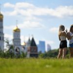 فتيات في حديقة زارياديه في موسكو