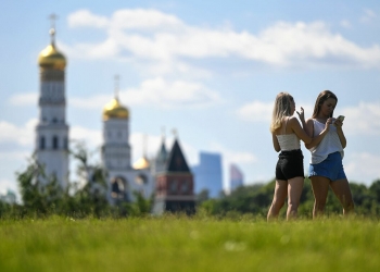 فتيات في حديقة زارياديه في موسكو