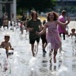 فتيات في حديقة موزيون في يوم حار في موسكو، 6 يوليو 2020