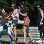 فتيات في حديقة غوركي في يوم حار في موسكو، 7 يوليو 2020