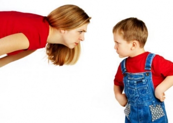 للأمهات.. تجنبي هذه التصرفات أثناء تربية طفلك
