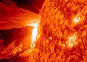 علماء يحذرون عواصف شمسية قد "تضرب" الأرض هذا الأسبوع