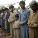 لاجئون أفغانيون أثناء صلاة عيد الأضحى في بيشاوار، باسكتان، 31 يوليو 2020