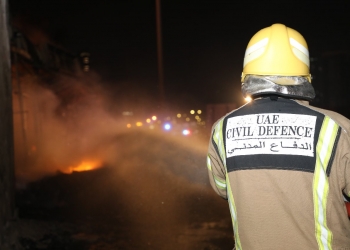 96 إطفائياً شاركوا في إخماد حريق سوق عجمان.. بينهم عناصر نسائية