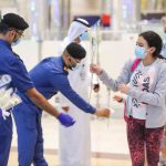 بالصور.. مطار دبي يستقبل اللبنانيين بالورود
