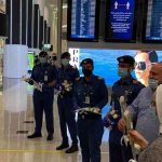 بالصور.. مطار دبي يستقبل اللبنانيين بالورود