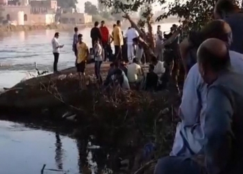 أهالي يتجمعون بموقع غرق معدية البحيرة في مصر
