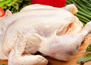 الطريقة المثالية لتذويب الدجاج المجمد في الميكروويف قبل طهيه