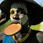 امرأة من قبيلة "سوري" يزين وجهها قرص شفاه، في منطقة وادي أومو جنوب إثيوبيا