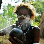 امرأة مسنة من قبيلة "سوري" تدخن غليونا، في منطقة وادي أومو جنوب إثيوبيا