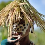 امرأة من قبيلة "سوري" يزينها قرص شفاه، في منطقة وادي أومو جنوب إثيوبيا