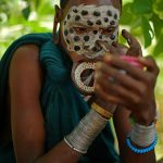 امرأة من قبيلة "سوري" لديها قرص شفاه وتقوم بتزيين وجهها بألوان قبيلتها التقليدية، في منطقة وادي أومو جنوب إثيوبيا