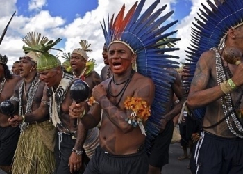 قبيلة برازيلية تقطع طريقاً رئيسياً للمرة الثانية خلال 24 ساعة