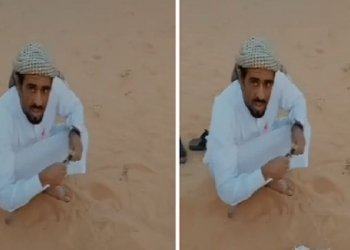 رجل سعودي يشعل النار من الرمال