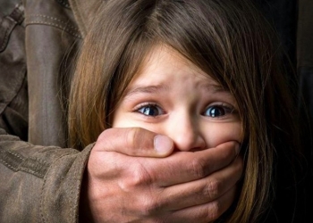 دون رحمة.. مصري اغتصب طفلة أمام أعين المارّة بوحشية ورماها في الشارع!