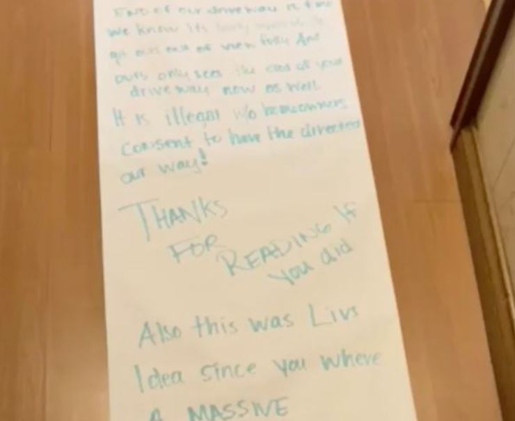 بالصور.. طفلة تكتب رسالة بطول 15 مترا لإستعادة ألعابها المفقودة