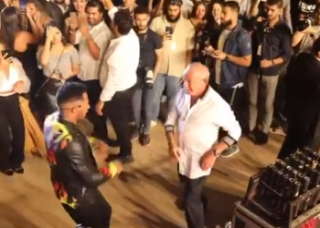 شاهد.. محمد رمضان يرقص مع رجل أعمال شهير في كواليس حفله