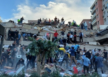 عدد ضحايا زلزال إزمير التركية يرتفع بشكل كبير