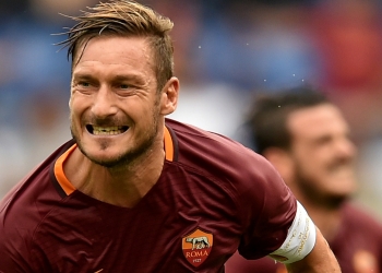 AS Roma's forward Francesco Totti celebrates after scoring during the Italian Serie A football match As Roma versus Sampdoria on September 11, 2016 at Olympic stadium in Rome.  / AFP / ALBERTO PIZZOLI        (Photo credit should read ALBERTO PIZZOLI/AFP/Getty Images)