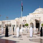 في "يوم العلم"..منصور بن زايد يرفع علم الإمارات على سارية "قصر الوطن"