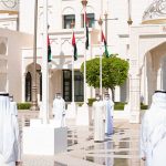في "يوم العلم"..منصور بن زايد يرفع علم الإمارات على سارية "قصر الوطن"