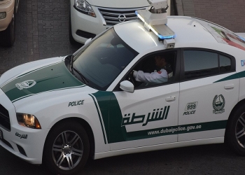 شرطة دبي تكتشف هوية سارقًا أوروبيًا تخفّي في ملابس امرأة