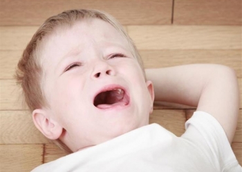 4 عوامل تؤدي إلى تشنج الأطفال أثناء البكاء.. وهذه مخاطرها