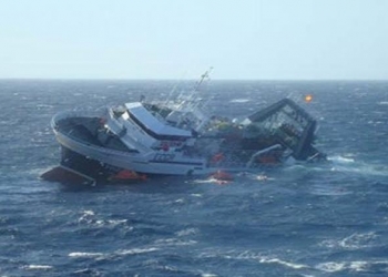 روسيا تعلن غرق إحدى سفنها وتكشف عدد الضحايا