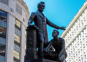 تمثال أبراهام لينكولن وعبداً تم تحريره