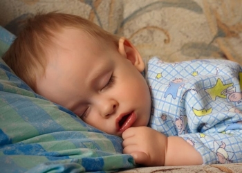 احذر مخاطر غير متوقعة.. ماذا يحدث للأطفال إذا ناموا وأفواههم مفتوحة؟