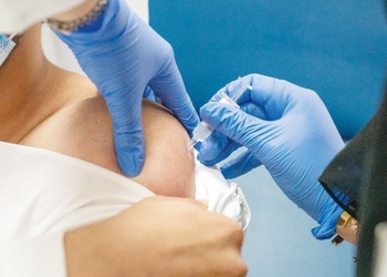 علماء يكشفون فائدة التطعيم في مواجهة أعراض كورونا